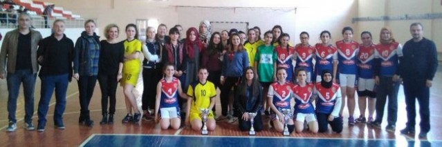 Hentbol'da Mefkure ve Büyükesence şampiyon