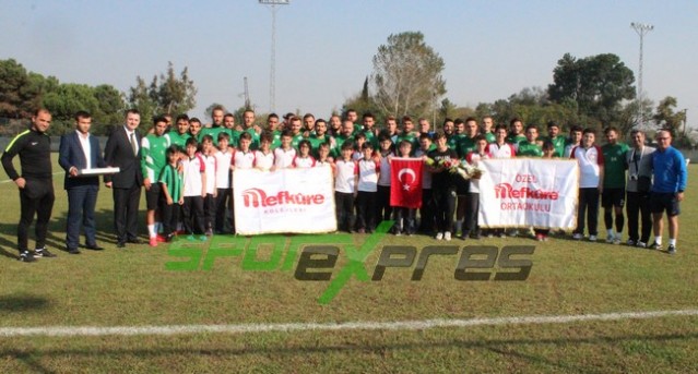 Minik Öğrencilerden Sakaryaspor'a moral ziyareti