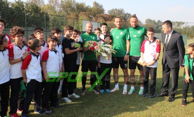 Minik Öğrencilerden Sakaryaspor'a moral ziyareti