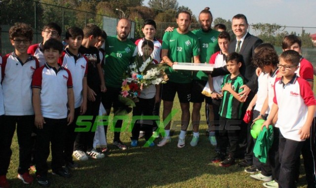 Minik Öğrencilerden Sakaryaspor'a moral ziyareti