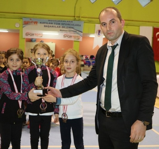 Minik Cimnastikçiler ödüllerini aldı