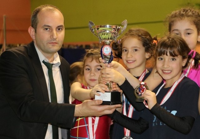 Minik Cimnastikçiler ödüllerini aldı