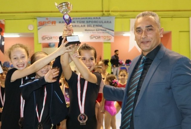 Minik Cimnastikçiler ödüllerini aldı