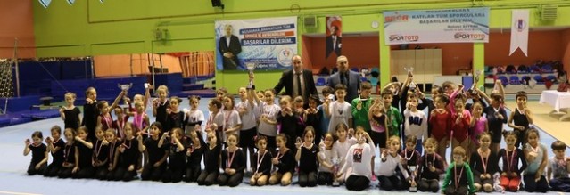 Minik Cimnastikçiler ödüllerini aldı