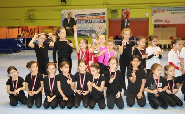 Minik Cimnastikçiler ödüllerini aldı