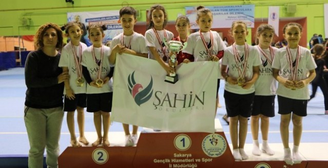Minik Cimnastikçiler ödüllerini aldı
