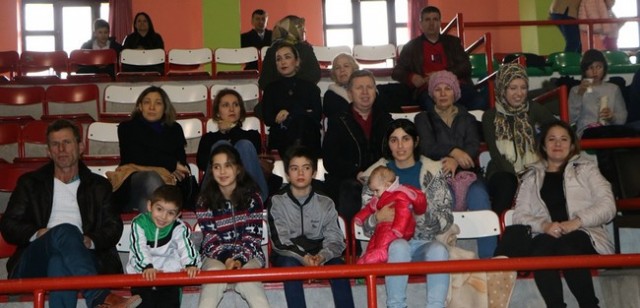Minik Cimnastikçiler ödüllerini aldı