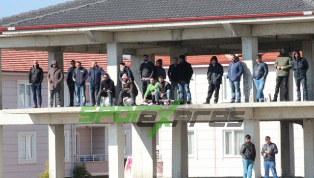 Karasu'da maç başlamadan olay çıktı