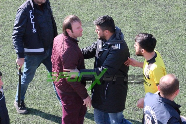 Karasu'da maç başlamadan olay çıktı