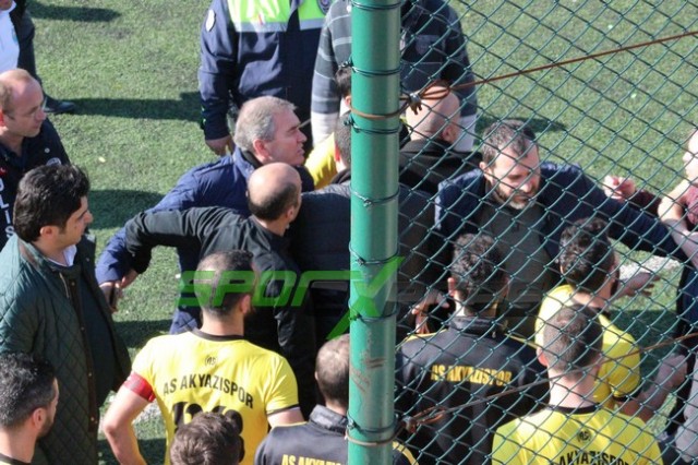 Karasu'da maç başlamadan olay çıktı