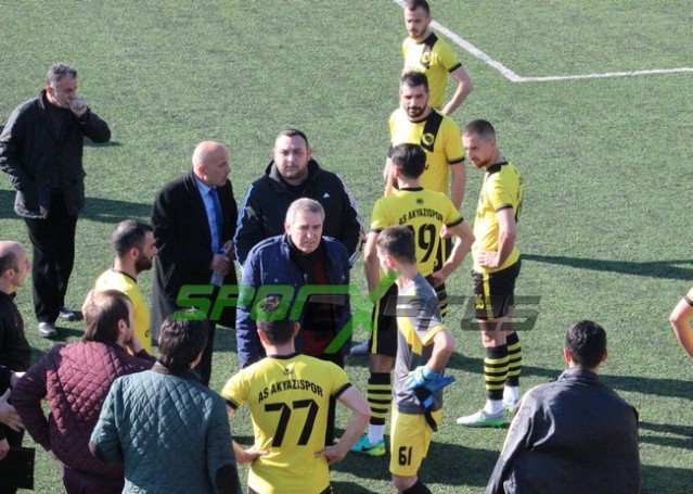 Karasu'da maç başlamadan olay çıktı