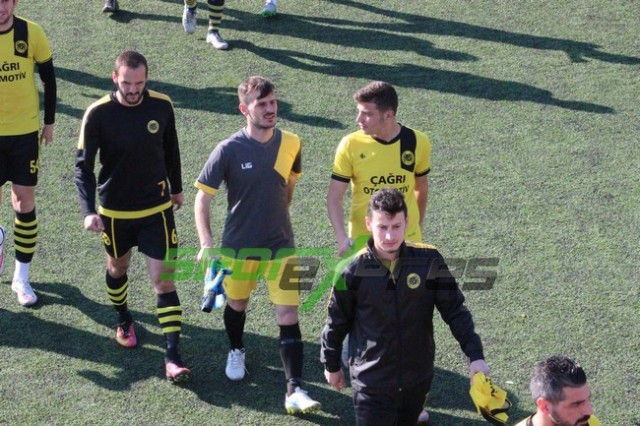 Karasu'da maç başlamadan olay çıktı
