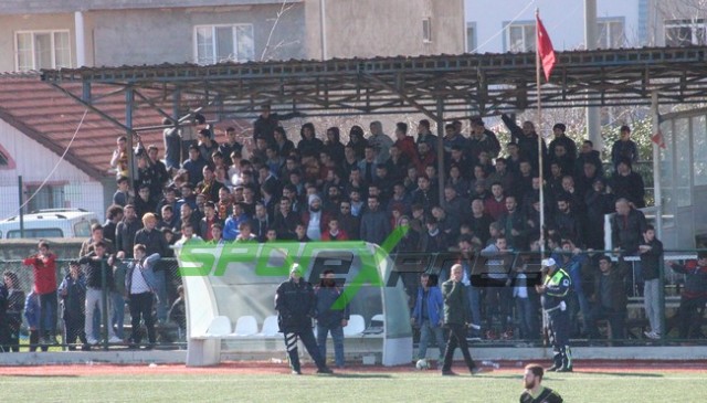 Karasu'da maç başlamadan olay çıktı