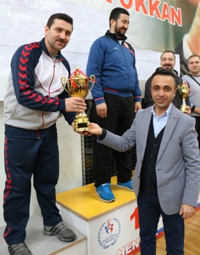 Karateciler Hendek’te coştu