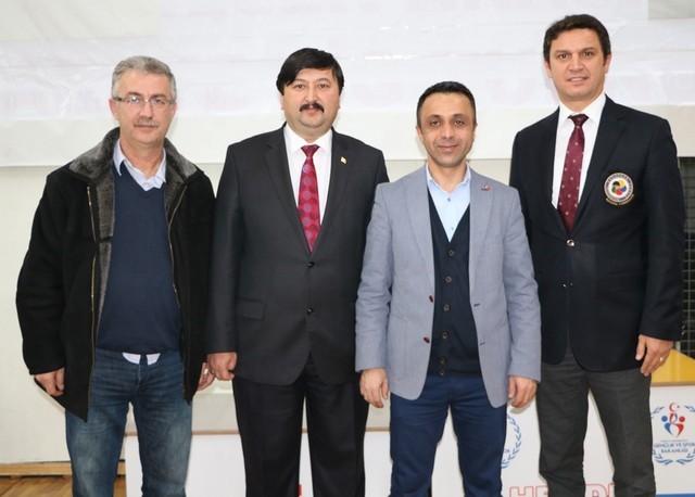 Karateciler Hendek’te coştu
