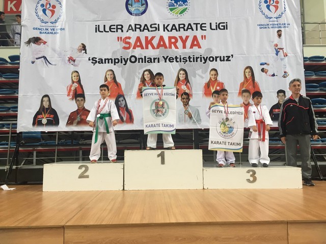 Geyve ilçesi Karate takımlarından 32 Madalya..
