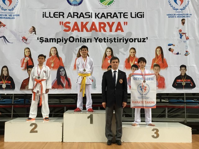 Geyve ilçesi Karate takımlarından 32 Madalya..