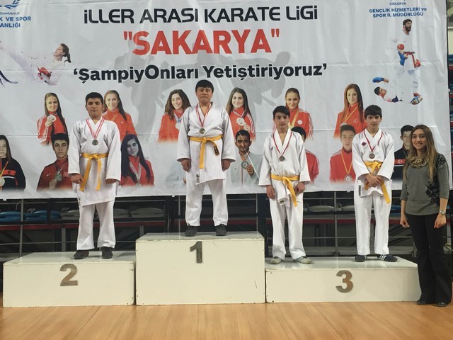Geyve ilçesi Karate takımlarından 32 Madalya..
