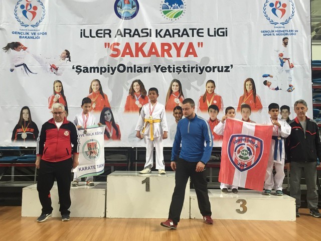 Geyve ilçesi Karate takımlarından 32 Madalya..
