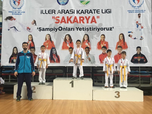 Geyve ilçesi Karate takımlarından 32 Madalya..