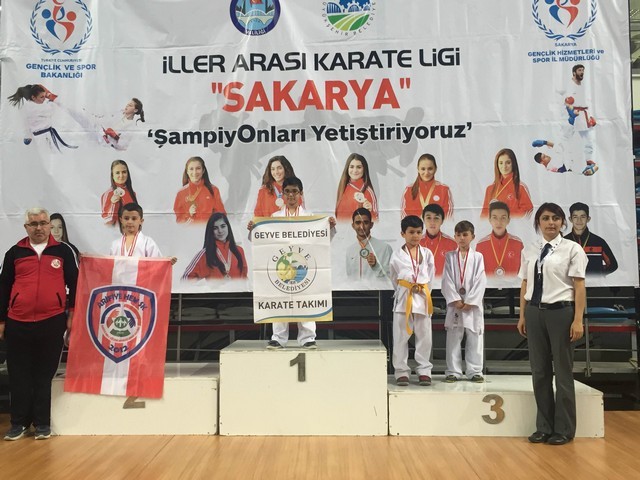 Geyve ilçesi Karate takımlarından 32 Madalya..