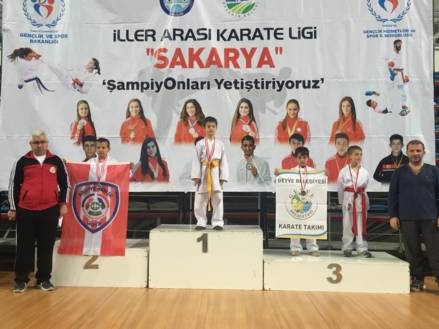 Geyve ilçesi Karate takımlarından 32 Madalya..