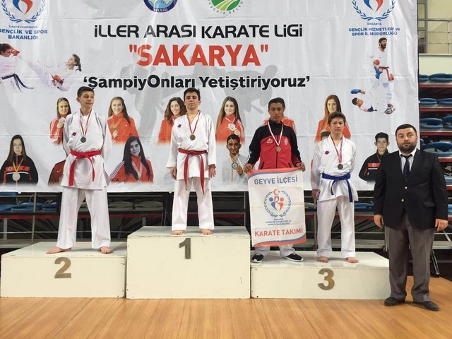 Geyve ilçesi Karate takımlarından 32 Madalya..