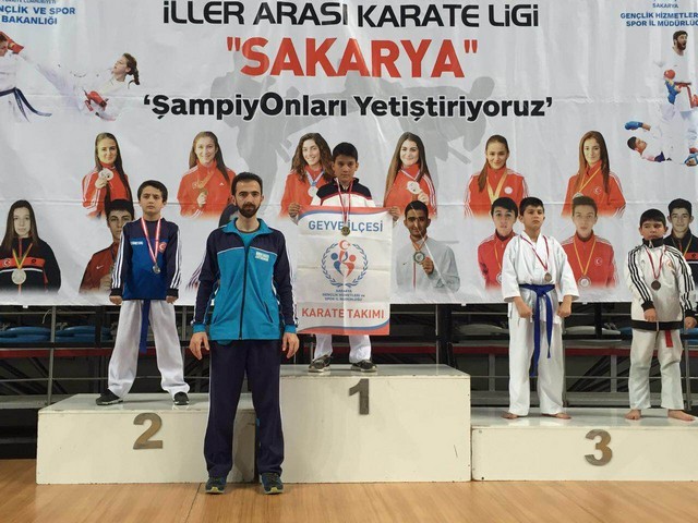 Geyve ilçesi Karate takımlarından 32 Madalya..