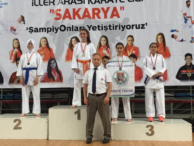 Geyve ilçesi Karate takımlarından 32 Madalya..