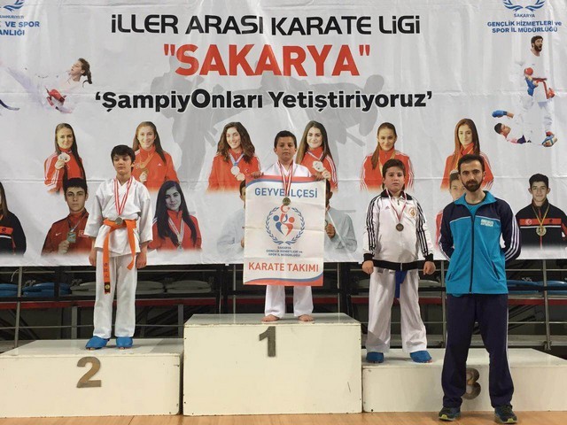 Geyve ilçesi Karate takımlarından 32 Madalya..