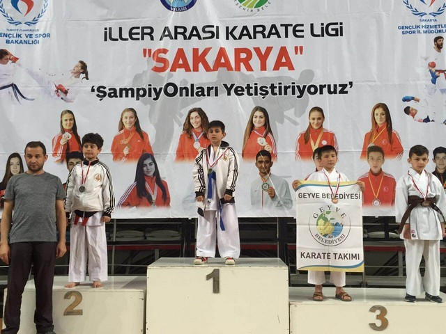 Geyve ilçesi Karate takımlarından 32 Madalya..
