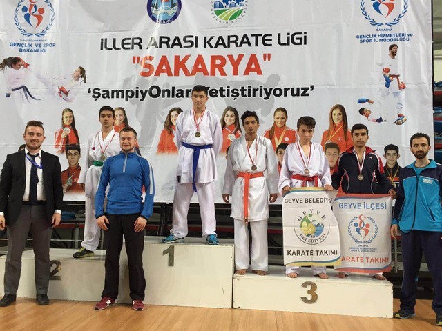 Geyve ilçesi Karate takımlarından 32 Madalya..