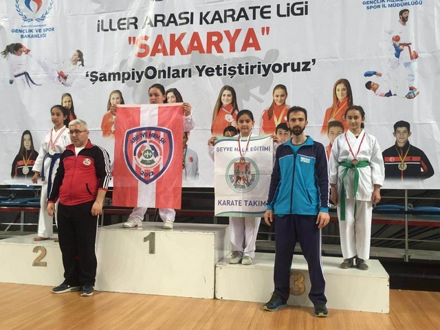 Geyve ilçesi Karate takımlarından 32 Madalya..