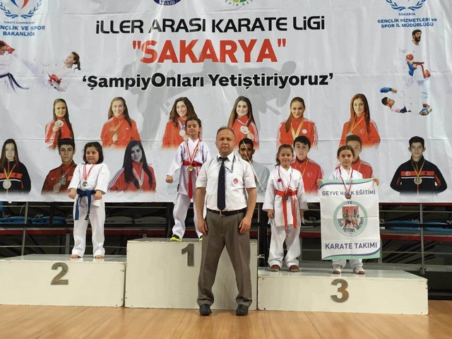 Geyve ilçesi Karate takımlarından 32 Madalya..