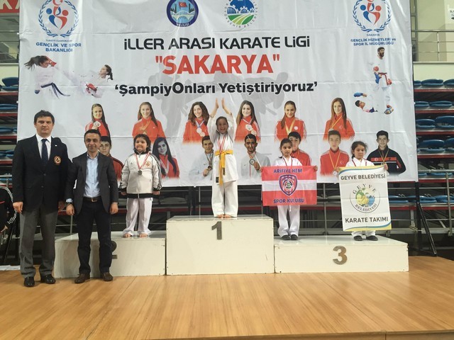 Geyve ilçesi Karate takımlarından 32 Madalya..