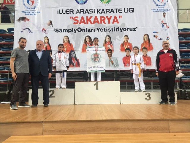 Geyve ilçesi Karate takımlarından 32 Madalya..