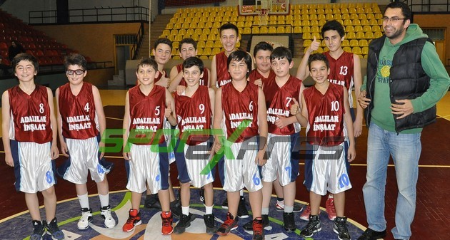 Küçük Erkekler basketbol ligi sürüyor