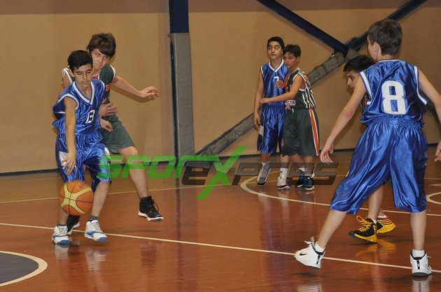 Küçük Erkekler basketbol ligi sürüyor