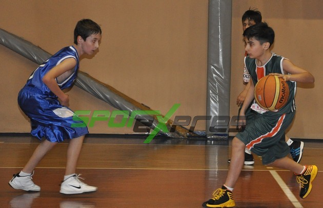 Küçük Erkekler basketbol ligi sürüyor