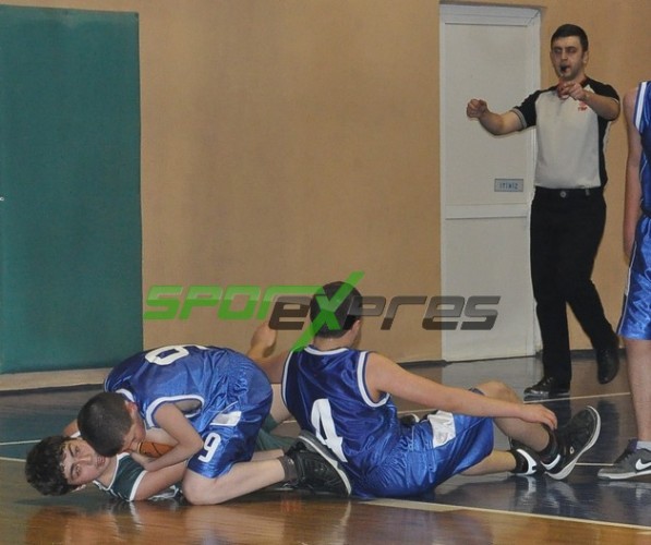 Küçük Erkekler basketbol ligi sürüyor
