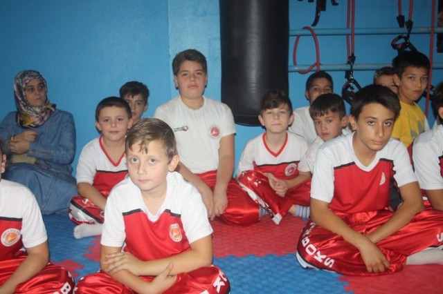 Kick Boks'ta 55 sporcu terfi etti