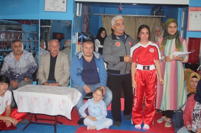 Kick Boks'ta 55 sporcu terfi etti