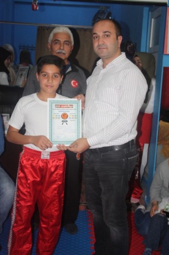 Kick Boks'ta 55 sporcu terfi etti