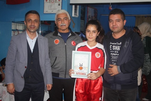 Kick Boks'ta 55 sporcu terfi etti