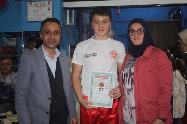 Kick Boks'ta 55 sporcu terfi etti