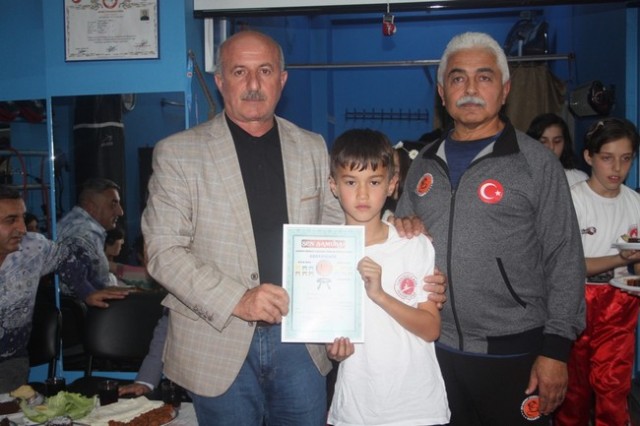 Kick Boks'ta 55 sporcu terfi etti