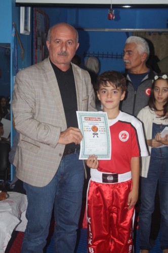Kick Boks'ta 55 sporcu terfi etti