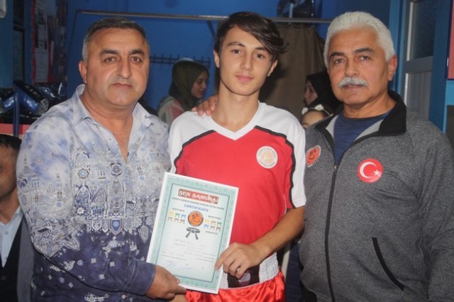 Kick Boks'ta 55 sporcu terfi etti