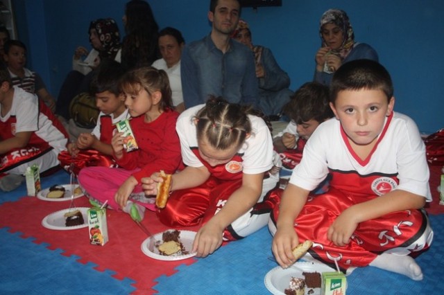 Kick Boks'ta 55 sporcu terfi etti