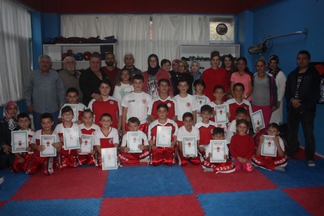 Kick Boks'ta 55 sporcu terfi etti